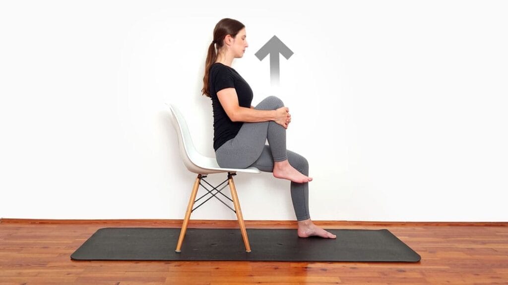 Potisk kolen na prsi v sedečem položaju korak 2