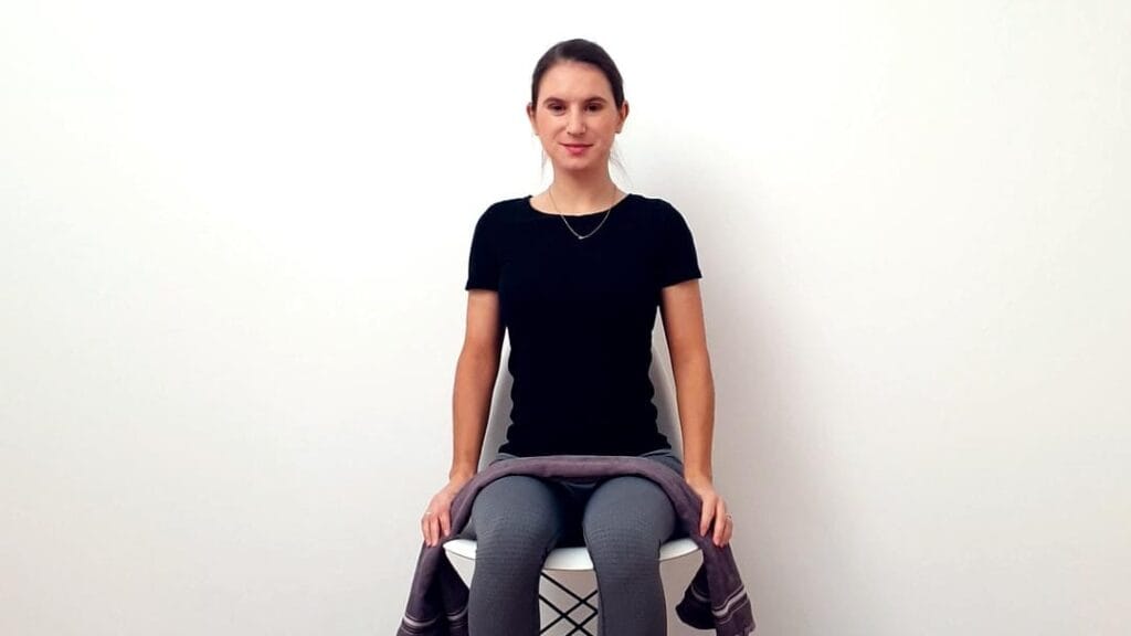 Raztegovanje vratu z brisačo korak 1