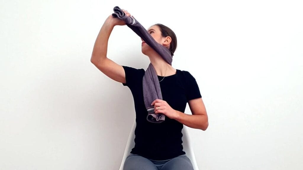 Raztegovanje vratu z brisačo korak 4