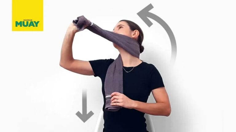 Nackenrotation mit Handtuch