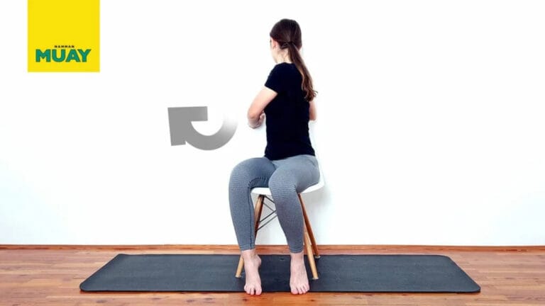 Rumpfdrehung im Sitzen