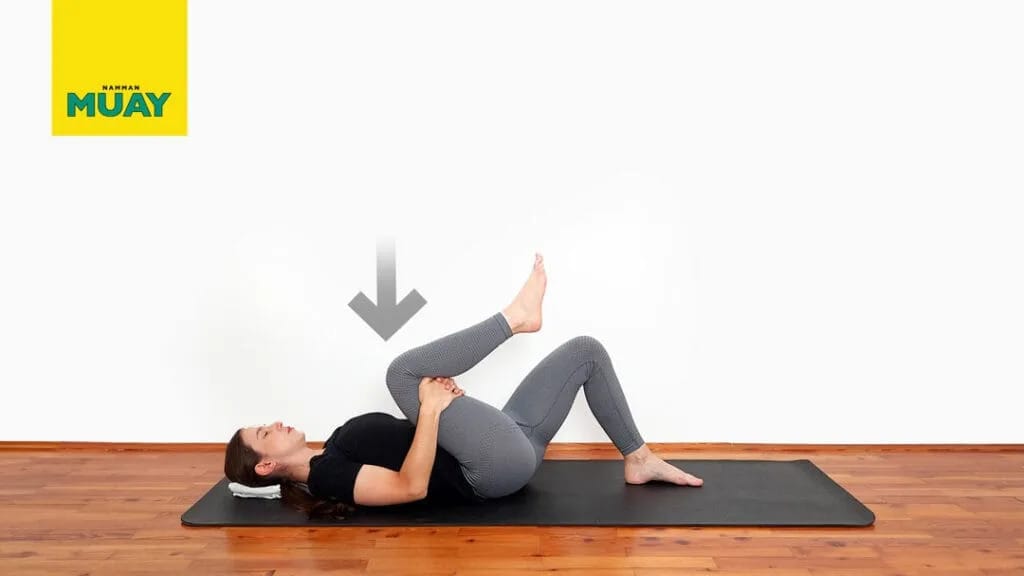 Ein Knie zur Brust für mehr Beweglichkeit im unteren Rücken